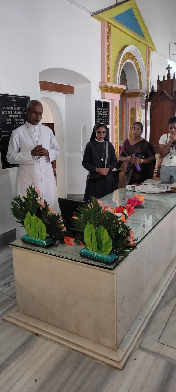 Bishop Jacob Murikken at the tomb of Blessed Kunjachan